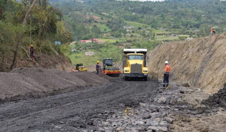 Trabajos en la vía al Llano.