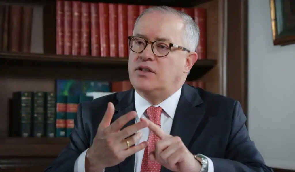 Gremios rechazan borrador de decreto que busca aumentar a 40 % aranceles a vehículos importados Aranceles a vehículos importados