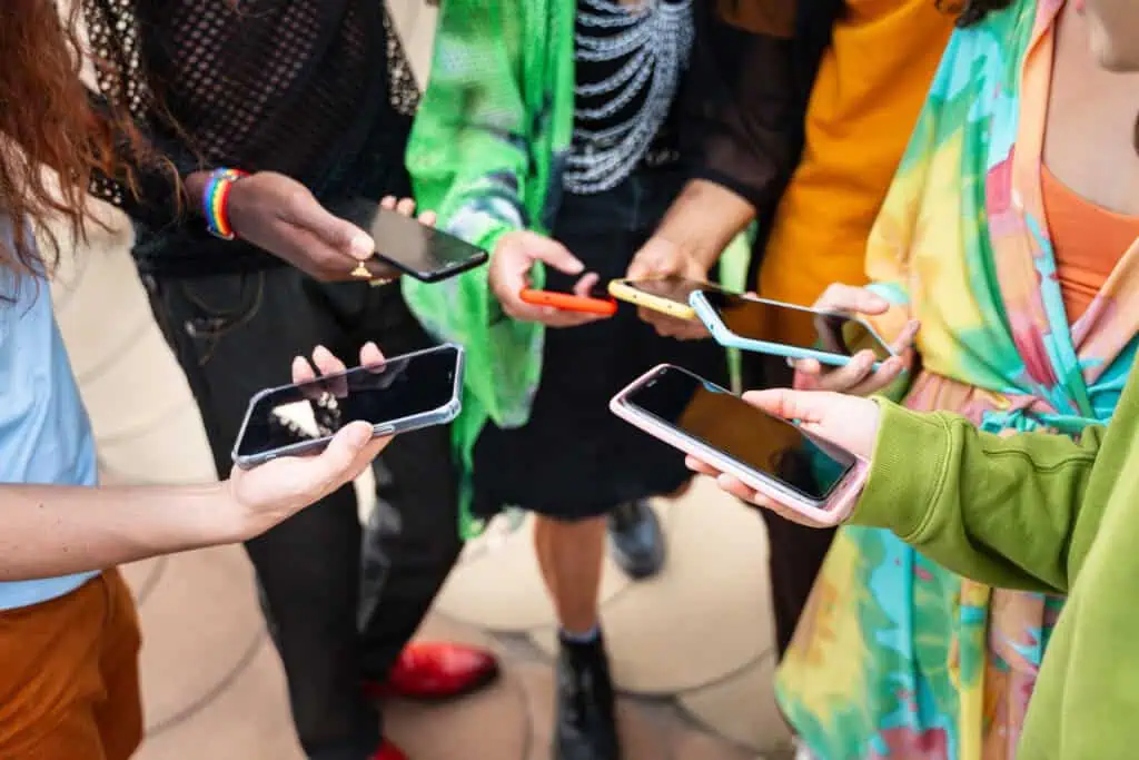 Las aplicaciones de mensajería instantánea alternativas a WhatsApp La generación Z es la que por lo general busca apps alternativas para comunicarse. Foto: Envato.