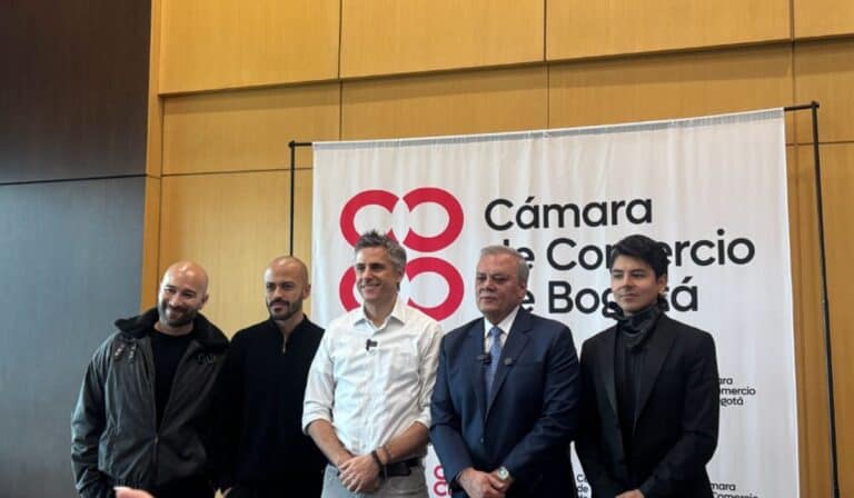 Grupo Éxito y Cámara de Comercio de Bogotá sellan alianza para dinamizar el sector moda Representantes del sector empresarial, gremial y creativo participaron en la presentación de la alianza CCB–Grupo Éxito. Foto: Valora Analitik.