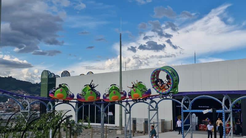 Happy City abrió parque con montaña rusa en Envigado; proyecta recibir 700.000 personas Introdujo la primera montaña rusa familiar dentro de un centro comercial en Colombia. Foto: Happy City
