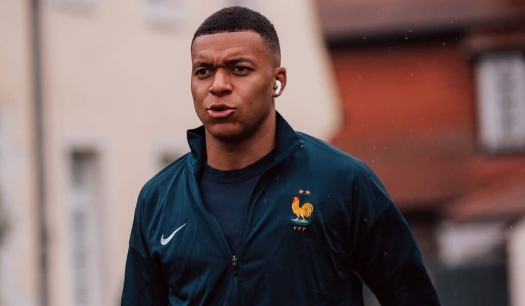 Si Mbappé le gana millonaria demanda al PSG podría entrar al top 3 de deportistas con mayor patrimonio en el mundo Kylian Mbappé ya figura entre los deportistas mejor pagados del planeta