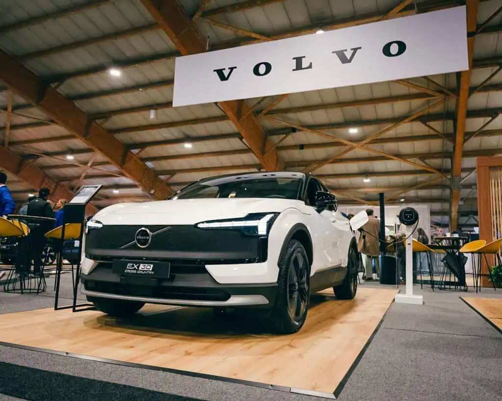 Volvo reutiliza baterías de carros eléctricos para llevar energía solar a comunidades rurales de Colombia Volvo EX30. Foto: cortesía Volvo.
