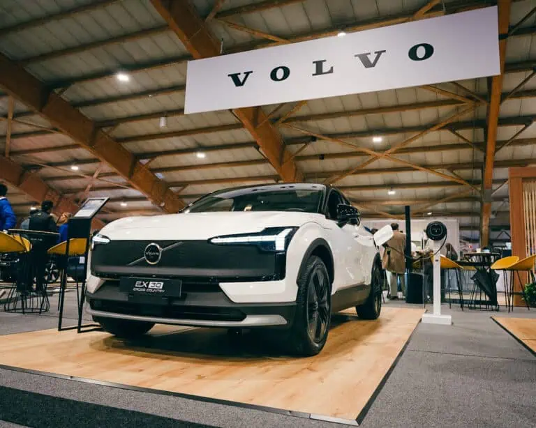 Volvo reutiliza baterías de carros eléctricos para llevar energía solar a comunidades rurales de Colombia Volvo EX30. Foto: cortesía Volvo.