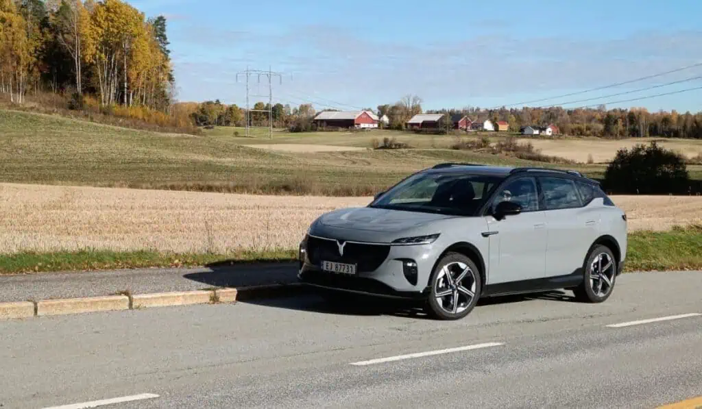 Tesla y Voyah marcan el ingreso de la nueva movilidad eléctrica al Salón del Automóvil 2025 La Voyah Courage es un SUV eléctrico de 4,7 metros de largo y 2,9 metros de distancia entre ejes, que combina una arquitectura eléctrica de 800 voltios. Foto: Valora Analitik.