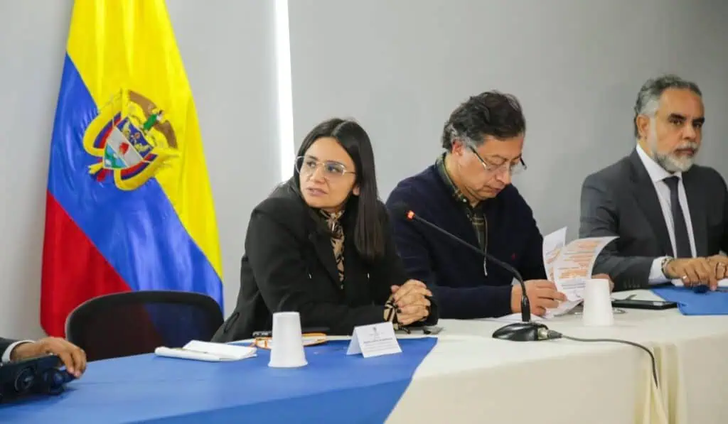 Procuraduría y Contraloría abren investigaciones por denuncias de contratos sin ejecución en el Fondo Adaptación Angie Rodríguez saldría de dirección del Dapre por diferencias con presidente Petro