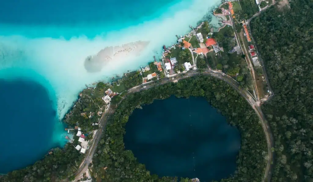 Cinco destinos poco concurridos para cerrar el año en medio de la naturaleza y cultura local Bacalar, México.