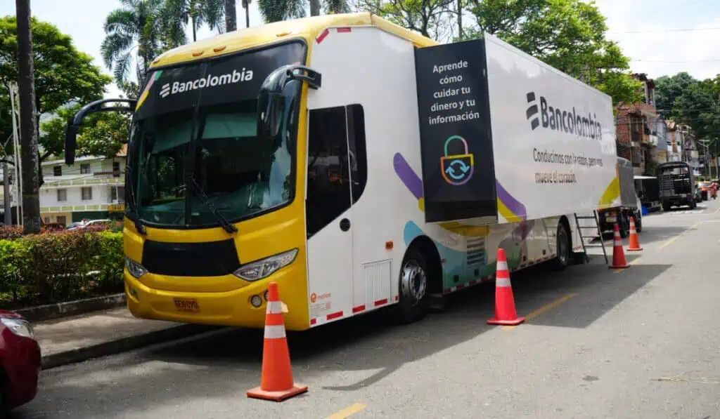 Así es el Bus Escuela de Bancolombia que lleva educación financiera a las regiones del país Bus Escuela de Bancolombia