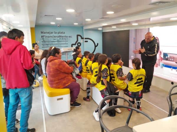 Así es el Bus Escuela de Bancolombia que lleva educación financiera a las regiones del país Bus Escuela lleva más de 17 años recorriendo gran parte del país