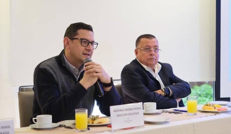 Nuevas regasificadoras en La Guajira y Buenaventura: el plan de la CREG para estabilizar tarifas del gas en Colombia Antonio Jiménez, director de la CREG; y William mercado, comisionado de la entidad. Imagen: CREG