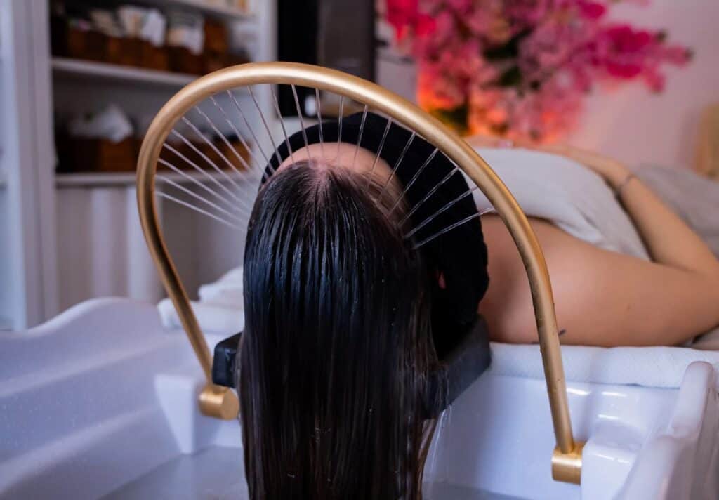 Cadena española de bienestar y servicios premium entró a Colombia: estos son los detalles Tratamiento de cuidado capilar. Foto: cortesía.