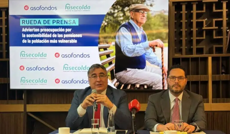 Gustavo Morales, presidente de Fasecolda y Andrés Velasco, presidente de Asofondos.