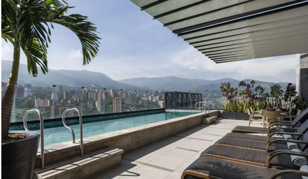 Hilton amplía su portafolio de hoteles premium en una ciudad clave del país York Medellín, Curio Collection by Hilton, se ubica en El Poblado, una de las zonas con mayor concentración de actividad empresarial y hotelera de la ciudad. Foto: Cortesía.