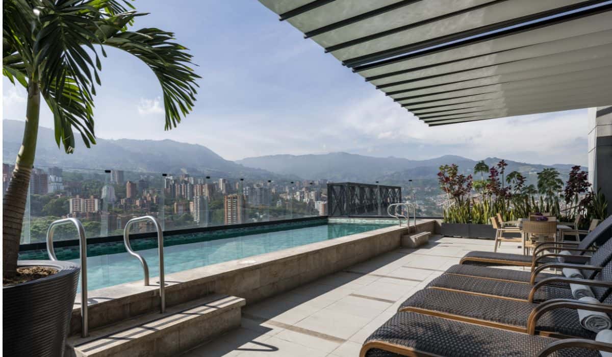Home - Valora Analitik York Medellín, Curio Collection by Hilton, se ubica en El Poblado, una de las zonas con mayor concentración de actividad empresarial y hotelera de la ciudad. Foto: Cortesía.