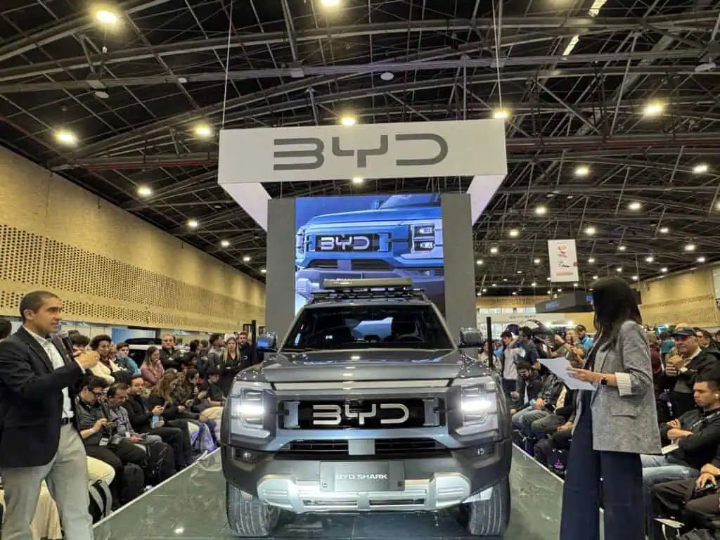 Entrevista l BYD se acerca a las 10.000 unidades vendidas en 2025: claves de su avance en Colombia Lanzamiento del BYD Shark durante el Salón Internacional del Automóvil 2025. Foto: Valora Analitik.