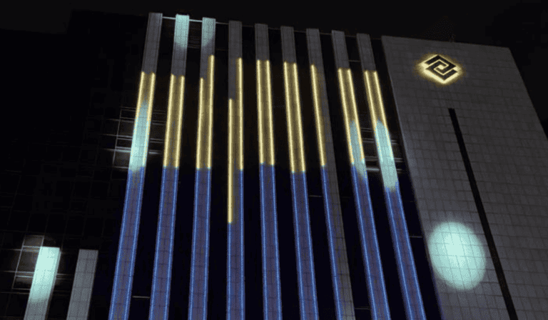 La entidad iluminó su icónica sede en Cali.