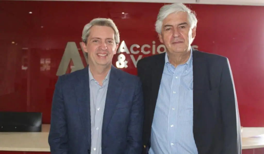 Acciones & Valores: dólar en Colombia superaría los $4.000 en 2026; revela factores que pesarían en inflación Luis Felipe Aparicio y Rafael Aparicio, gerente general entrante y saliente de Acciones & Valores