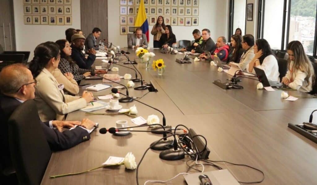 Gobierno Petro abre la puerta a radical cambio sobre decisión del salario mínimo en Colombia para 2026 Mesa de negociación del salario mínimo del 2026