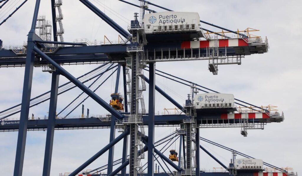 Primicia | Puerto Antioquia inicia operaciones con 9 buques semanales; habrá 'boom' de carga como carros Puerto Antioquia