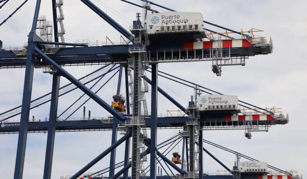 Primicia | Puerto Antioquia inicia operaciones con 9 buques semanales; habrá 'boom' de carga como carros Puerto Antioquia