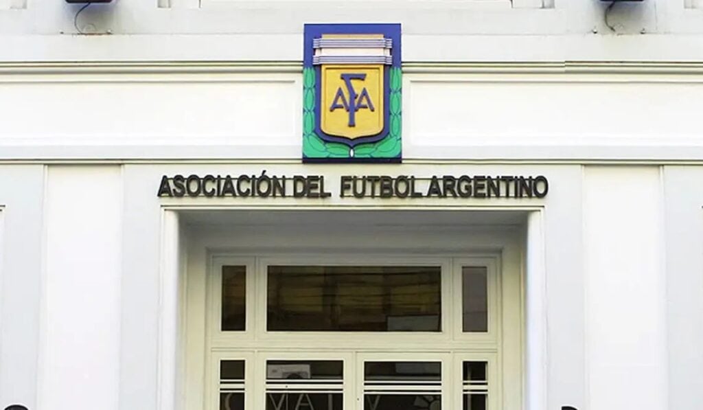 Escándalo en el fútbol argentino: Justicia allana a la AFA y a 17 clubes investigados por presunto lavado de dinero Escándalo en el fútbol argentino: Justicia allana a la AFA