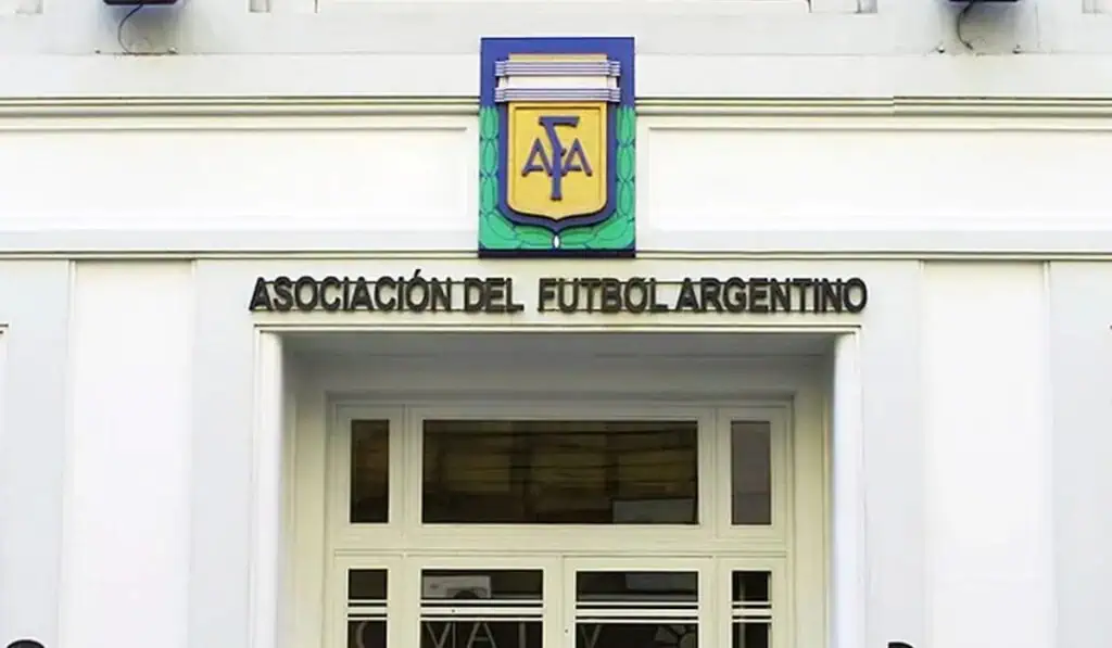El FBI investiga operaciones de la AFA por más de US$300 millones en pleno Mundial 2026 Escándalo en el fútbol argentino: Justicia allana a la AFA