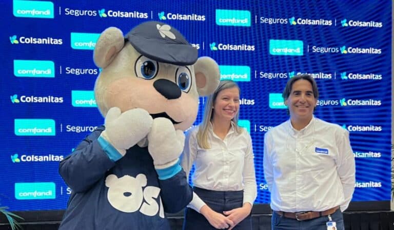 Ivonne Orozco Vasconsellos, presidenta de Colsanitas y Jacobo Tovar Caicedo, director general de Comfandi durante la firma de esta alianza. Foto: Cortesía.