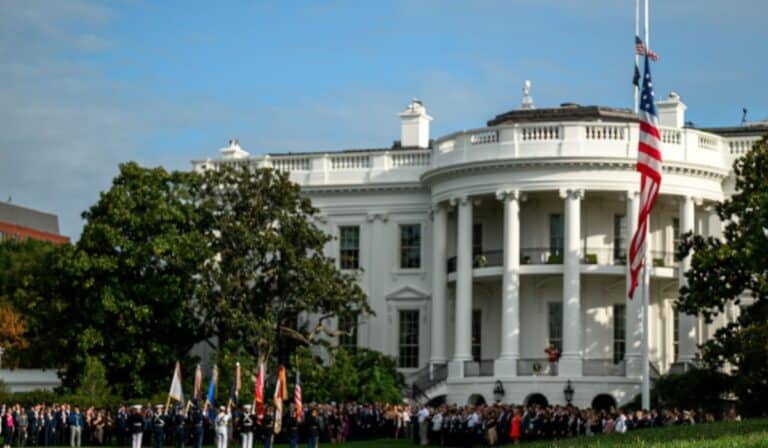 Confianza del consumidor cayó en diciembre en EE. UU.: a ciudadanos les preocupa incertidumbre por aranceles Confianza del consumidor en EE. UU.