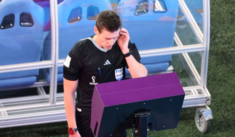 FIFA prepara nueva tecnología para el Mundial 2026: El VAR revisaría más jugadas FIFA prepara nueva tecnología para el Mundial 2026