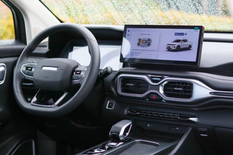 Poderosa marca de carros eléctricos aterrizó en Colombia: Busca competir con los grandes del mercado Interior de la pick-up eléctrica RD6. Foto: Geely Riddara.