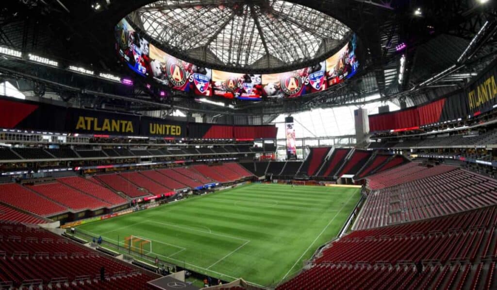 Tecnología, capacidad y millones: Los estadios más costosos del Mundial 2026 El Mercedes-Benz Stadium, inaugurado en 2017, tuvo una inversión aproximada de US$1.600 millones