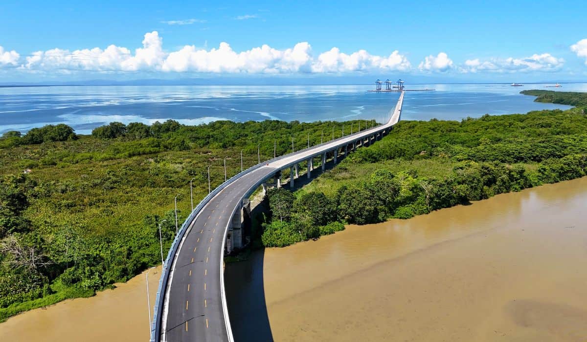 Home - Valora Analitik Las obras de Puerto Antioquia avanzan como parte de la expansión de la infraestructura portuaria del país. Foto: Puerto Antioquia.