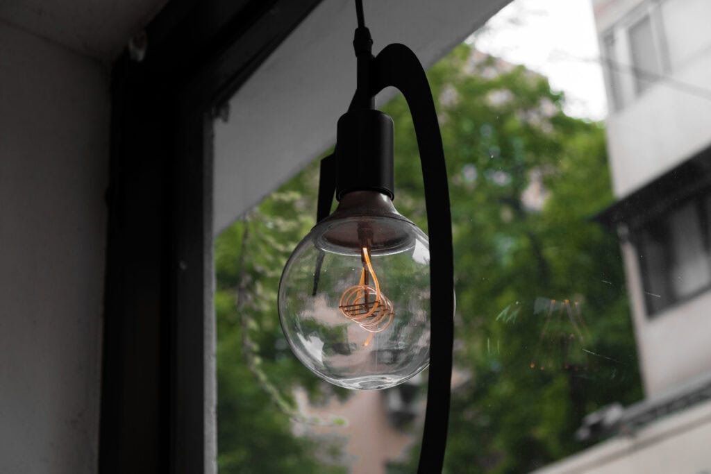 Recibo de la energía en Colombia podría salir hasta 80 % más barato con sencilla práctica El ahorro de luz se logra con el habito de dejar luces y electrodomésticos apagados cuando no se utilicen. Imagen: hngstrm en Freepik