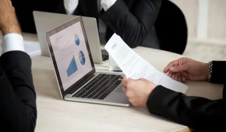 Bolsas mixtas con inversores a la expectativa de datos de empleo en EE. UU.