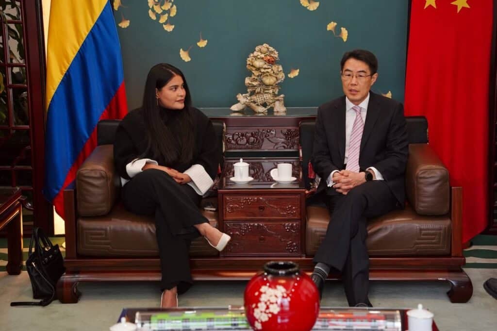 Directora del Departamento Nacional de Planeación, Natalia Molina Posso y el embajador de la República Popular China en Colombia, Zhu Jingyang