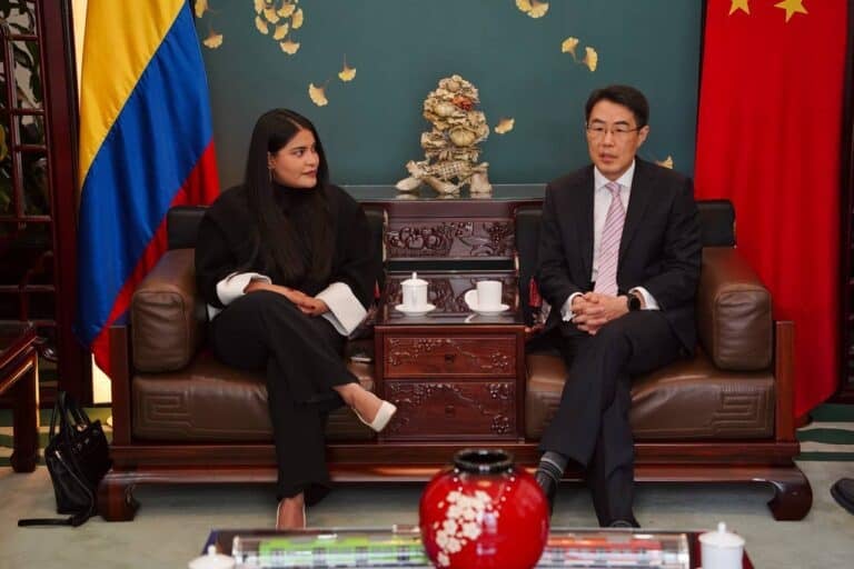 Las megaobras que el Gobierno Petro quiere destrabar con inversión de China Directora del Departamento Nacional de Planeación, Natalia Molina Posso y el embajador de la República Popular China en Colombia, Zhu Jingyang