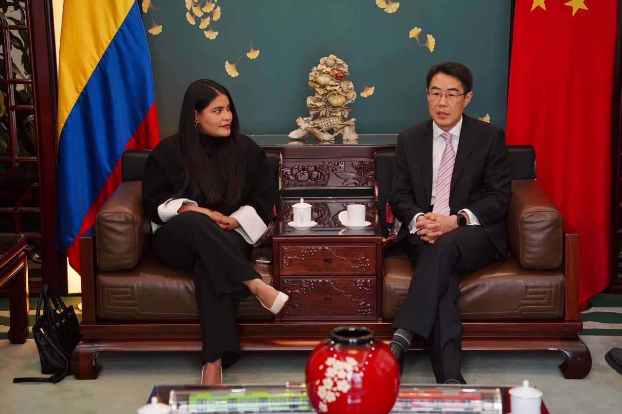 Home - Valora Analitik Directora del Departamento Nacional de Planeación, Natalia Molina Posso y el embajador de la República Popular China en Colombia, Zhu Jingyang