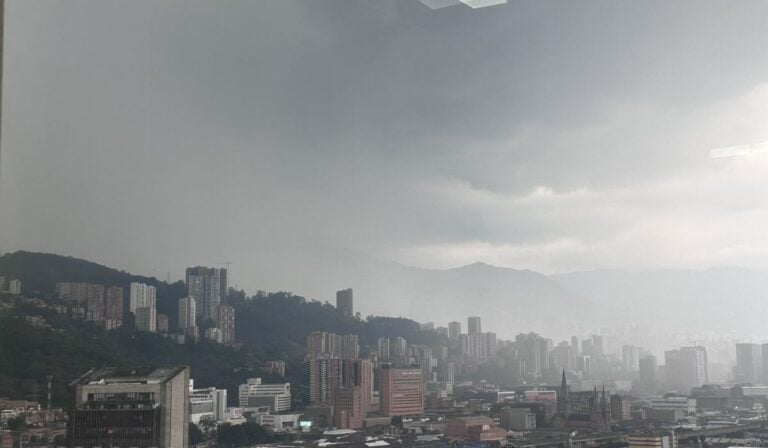 Fuertes lluvias en Medellín generan caos en la movilidad: hay inundaciones, cierres de vías clave y árboles caídos Fuertes lluvias en Medellín generan caos en la movilidad: hay inundaciones, cierres de vías clave y árboles caídos