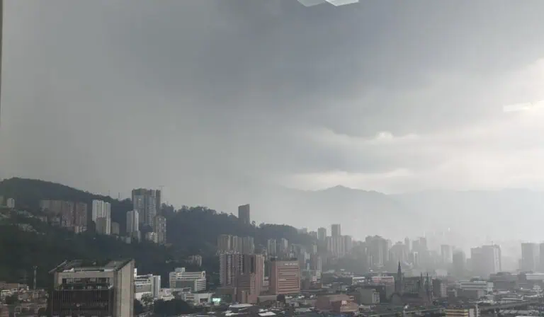 Fuertes lluvias en Colombia generan caos en la movilidad: hay inundaciones, cierres de vías clave y árboles caídos