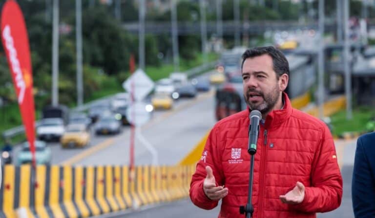 Alcalde Galán responde si carros híbridos tendrán pico y placa en Bogotá Galán habló del pico y placa en Bogotá