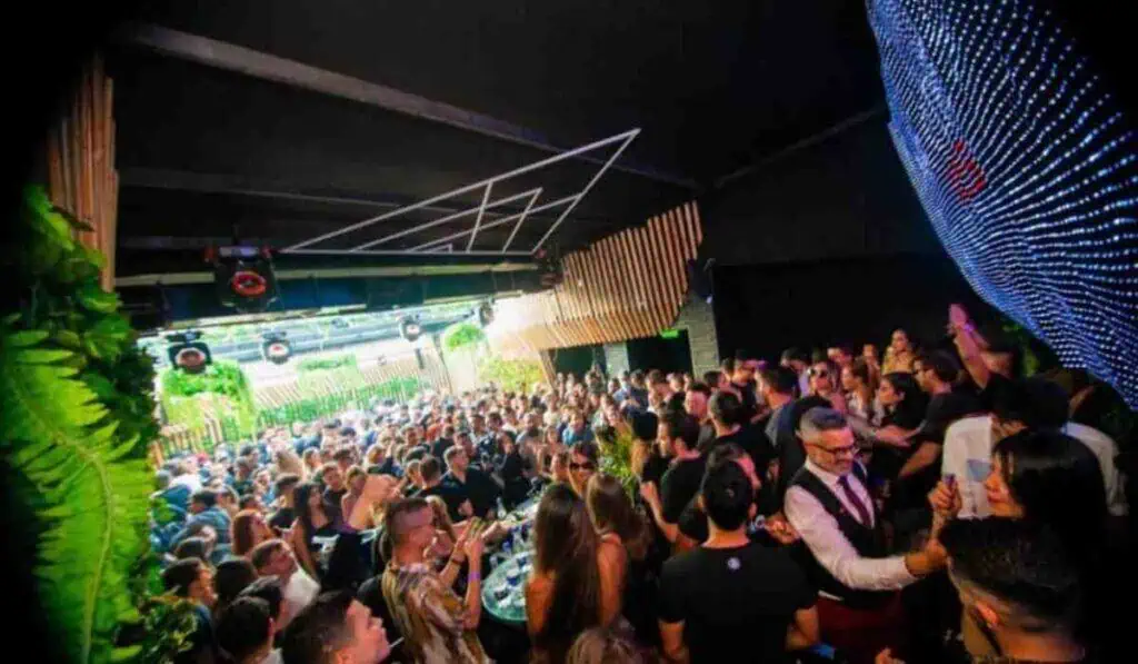 Alcaldía de Bogotá hizo oficial nuevo horario para la rumba en la ciudad: Aplicará para estas localidades Horario de discotecas en Bogotá irá hasta las 5_00 a.m