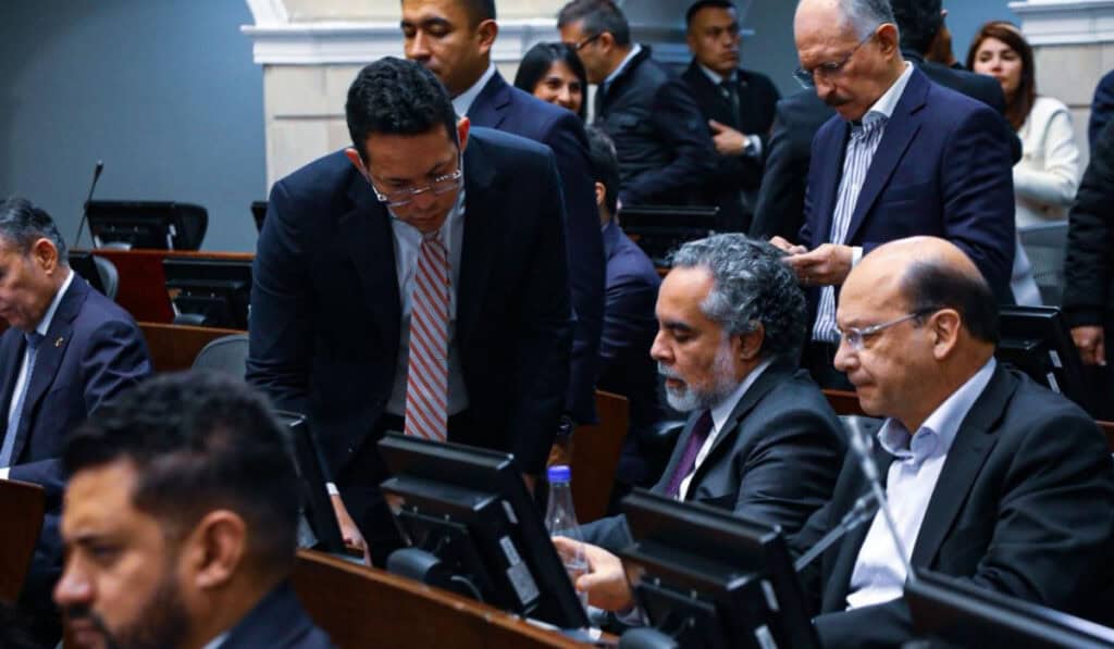 Imágenes del ministro Armando Benedetti en la plenaria del Senado sobre emergencia económica