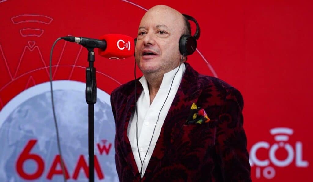 Así operará Caracol Radio tras fusión con W Radio: nueva parrilla, cambios de programas y salida de periodistas Julio Sánchez Cristo asume la franja de la mañana de la _nueva Caracol_