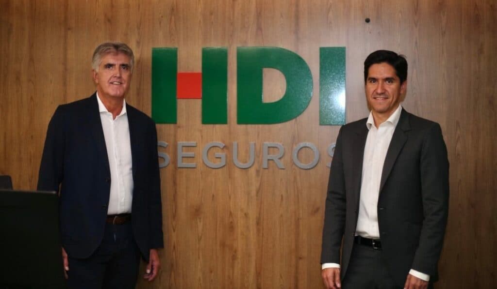 Sebastián Nicholls asumirá la Presidencia de HDI Seguros Colombia Luiz Francisco Minarelli Campos y Sebastián Nicholls. Foto: HDI Seguros Colombia