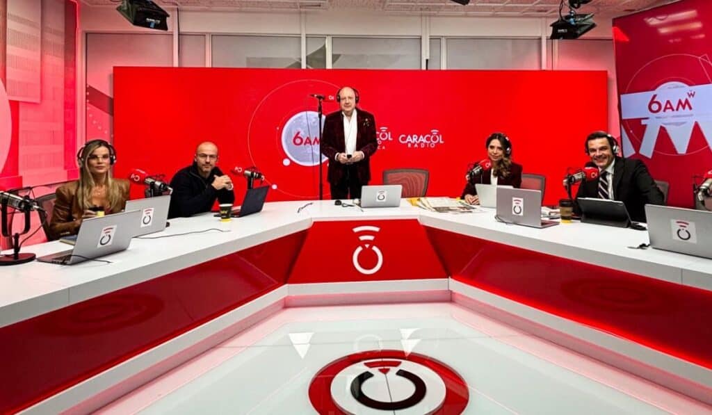 Así operará Caracol Radio tras fusión con W Radio: nueva parrilla, cambios de programas y salida de periodistas Mesa de trabajo de 6AM W, la nueva franja de la mañana de Caracol Radio