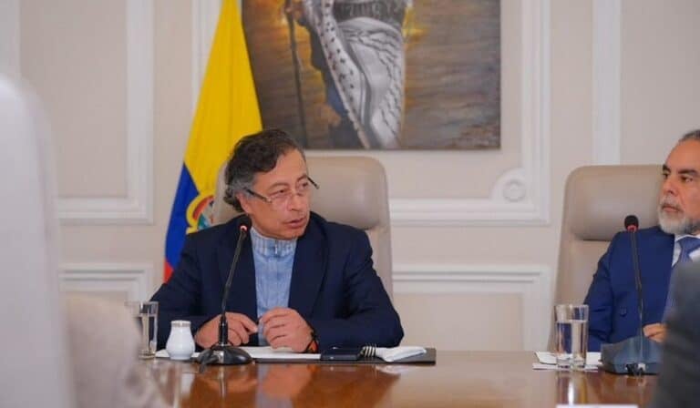 Petro dijo que los precios de la gasolina bajarán en Colombia, pero no explicó su estrategia Petro en el Consejo de Ministros del 14 de enero de 2026. Imagen: Presidencia
