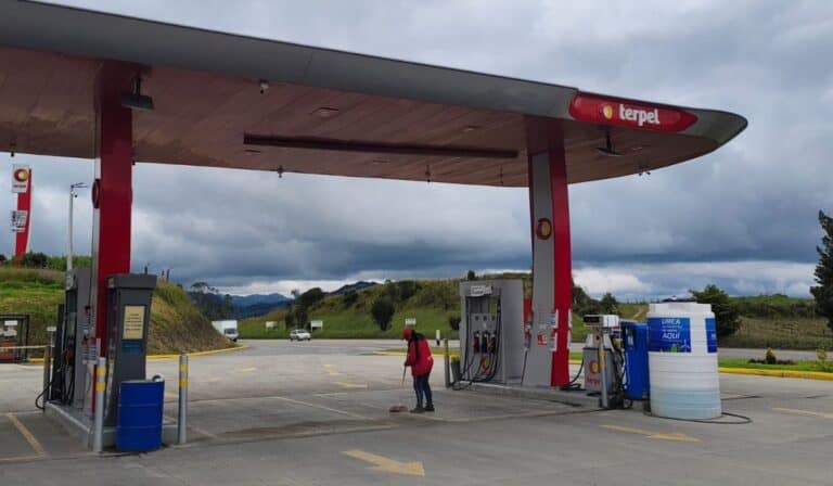 Colombia arranca 2026 con nueva subida en el precio de la gasolina y ACPM Precios combustibles. Imagen: Valora Analitik