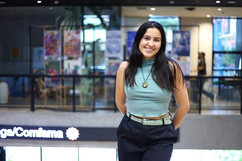 Comfama abre convocatorias para acompañar a las empresas en sus retos de liderazgo Stefany Ortiz es una de las más de 160 jóvenes que fomentan nuevos liderazgos e innovación en sus organizaciones.