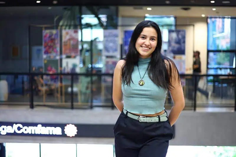 Comfama abre convocatorias para acompañar a las empresas en sus retos de liderazgo Stefany Ortiz es una de las más de 160 jóvenes que fomentan nuevos liderazgos e innovación en sus organizaciones.