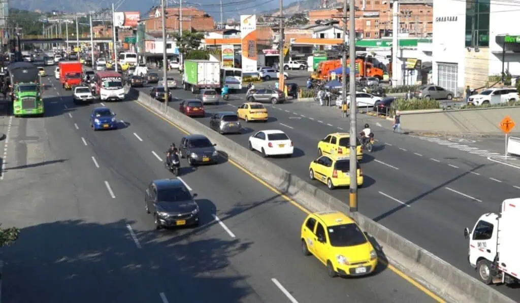 Primicia | Petro no cumplió con promesa de subsidiar a taxistas por el alza de la gasolina: hoy el Gobierno confirma que era inviable Tarifa de taxi en Medellín
